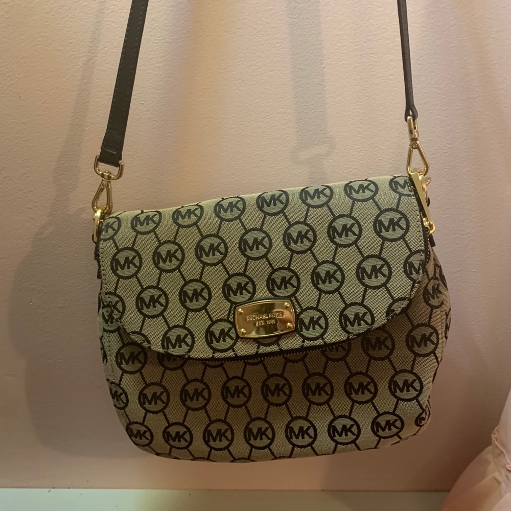 Convertible michael Kors crossbody purse